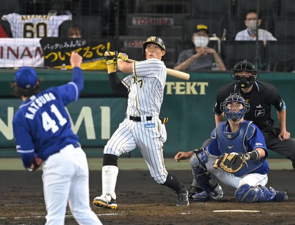 ５回、勝ち越し２ランを放つ糸井（撮影・高部洋祐）