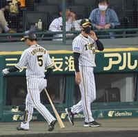 ６回の攻撃を終え、選手交代を告げにベンチを出る矢野監督。左は三振に倒れた近本