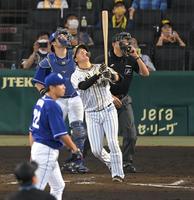 ７回、中日・大野（手前）の前に遊飛に倒れ悔しがる阪神・大山（撮影・高部洋祐）