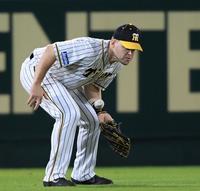 ３回、中日・アルモンテの打球をグラブではじく阪神・サンズ（撮影・田中太一）