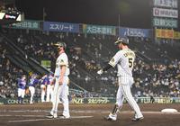 ９回、阪神・近本（５）が二ゴロに倒れ、ゲームセット。完封負けを喫し、ガックリの阪神・近本（撮影・北村雅宏）