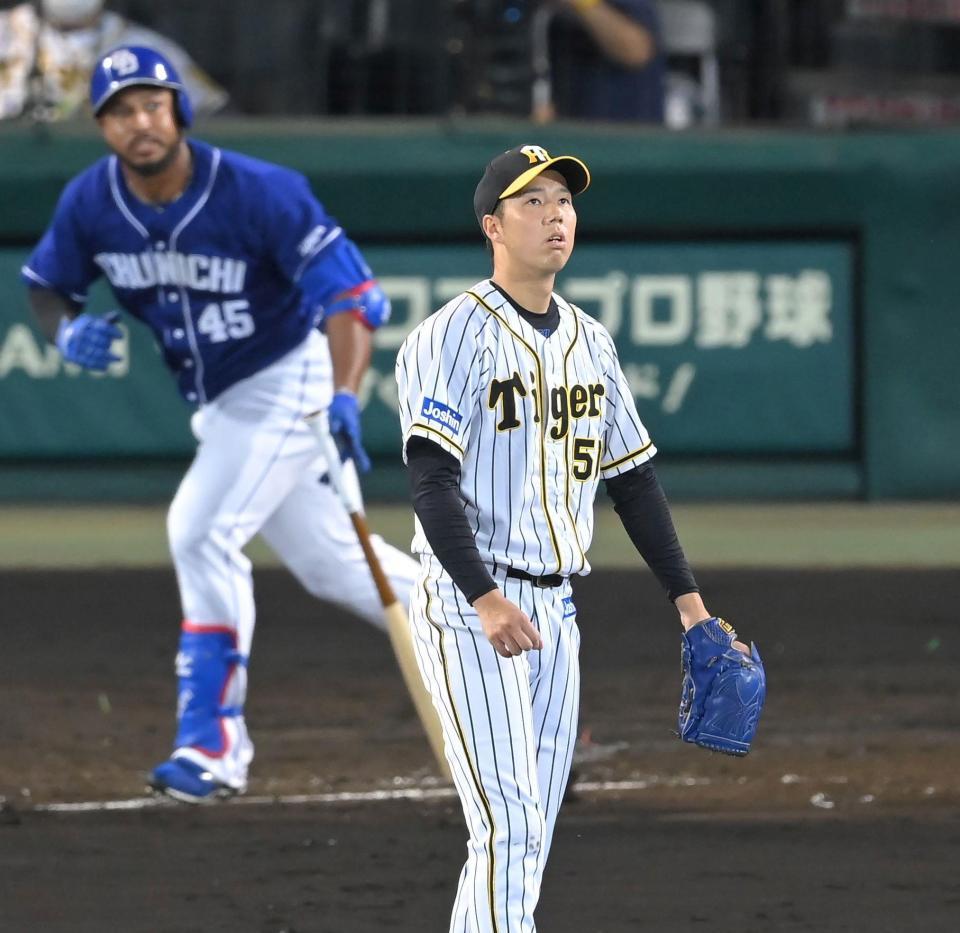 ３回、中日　モイゼス・シエラ（左）に適時打を浴びる阪神・青柳晃洋＝甲子園（撮影・高部洋祐）