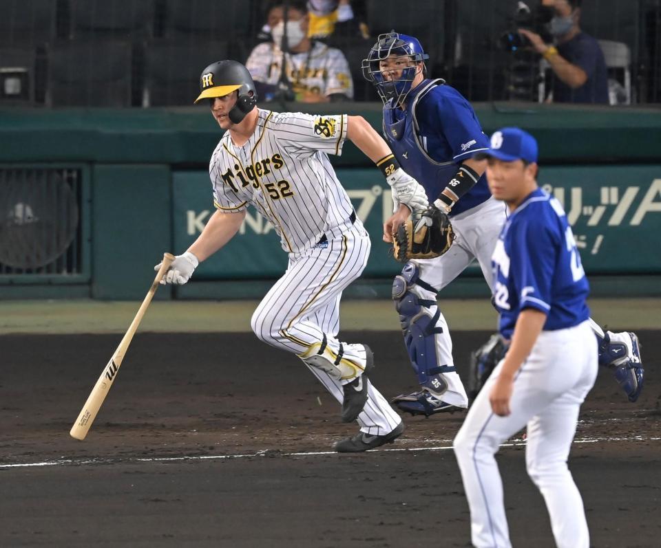 ２回、大野（手前）の前に二ゴロに倒れるサンズ