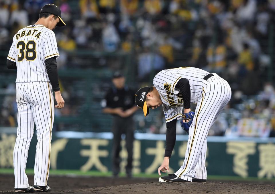 ５回、大野雄に適時三塁打を許した青柳（右）