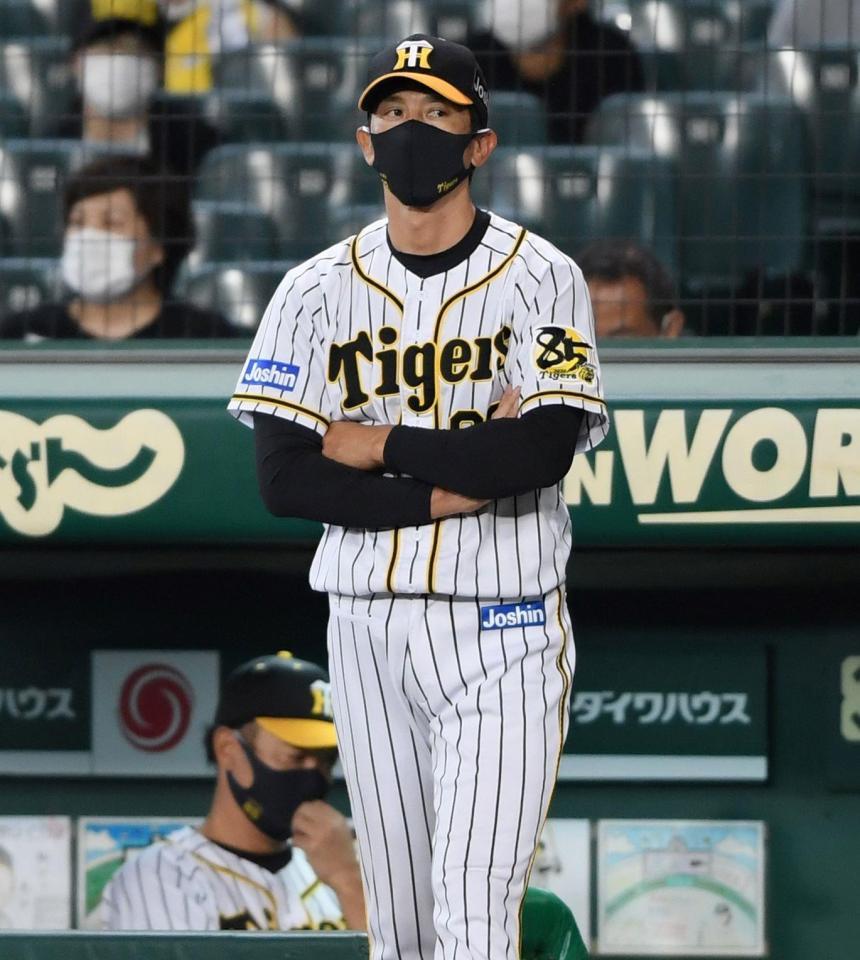 ６回、投手交代のため腕組みしながらベンチから出る阪神・矢野監督