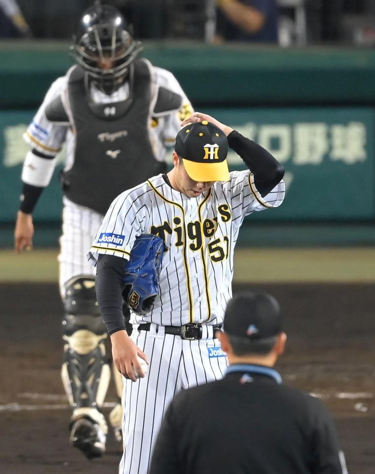 ３回、中日・ビシエドに四球を与えうつむく阪神・青柳（撮影・高部洋祐）