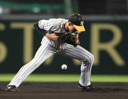 　初回、小幡がトンネルする