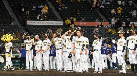 　完封負けを喫し、整列してファンにあいさつする矢野監督（左端）ら