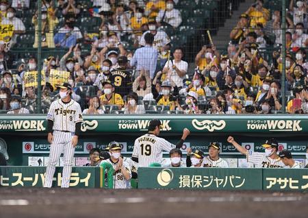 ８回、無失点に抑え、ベンチで拳を突き上げる阪神・藤浪（１９）＝甲子園（撮影・北村雅宏）