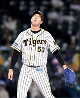 　１回、ビシエドに四球を与え、顔をしかめる青柳