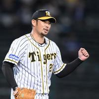 ７回、中日・シエラを併殺に打ち取り、ガッツポーズをする阪神・岩田＝甲子園（撮影・田中太一）