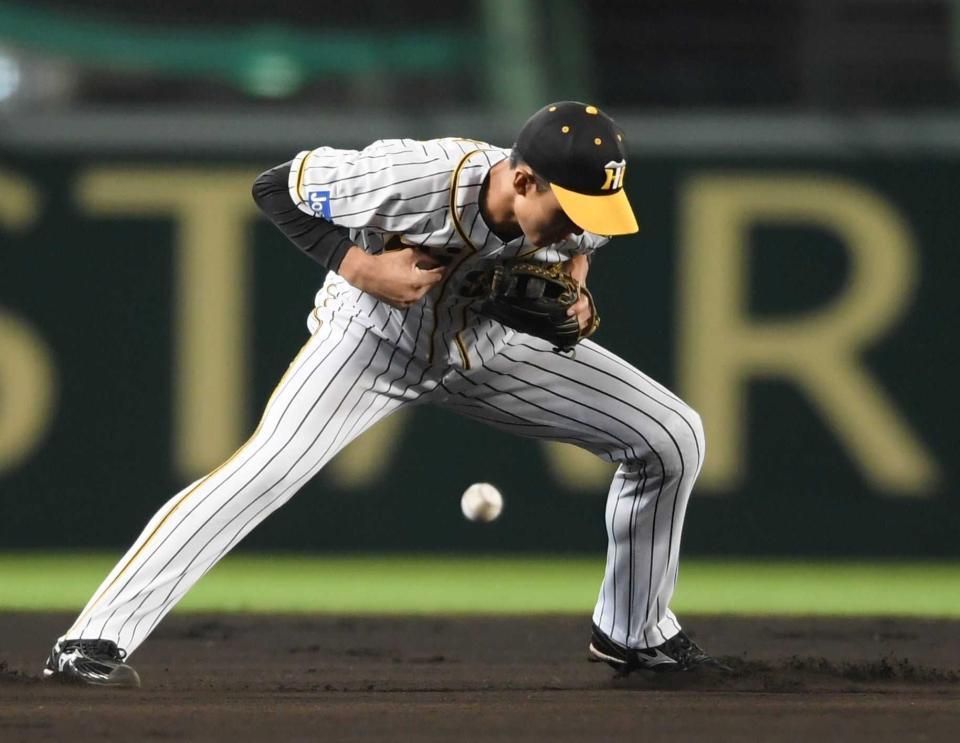 　初回、小幡がトンネルする