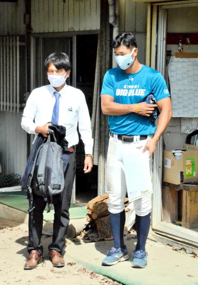 　面談を終えた阪神・渡辺スカウト（左）と近大・佐藤