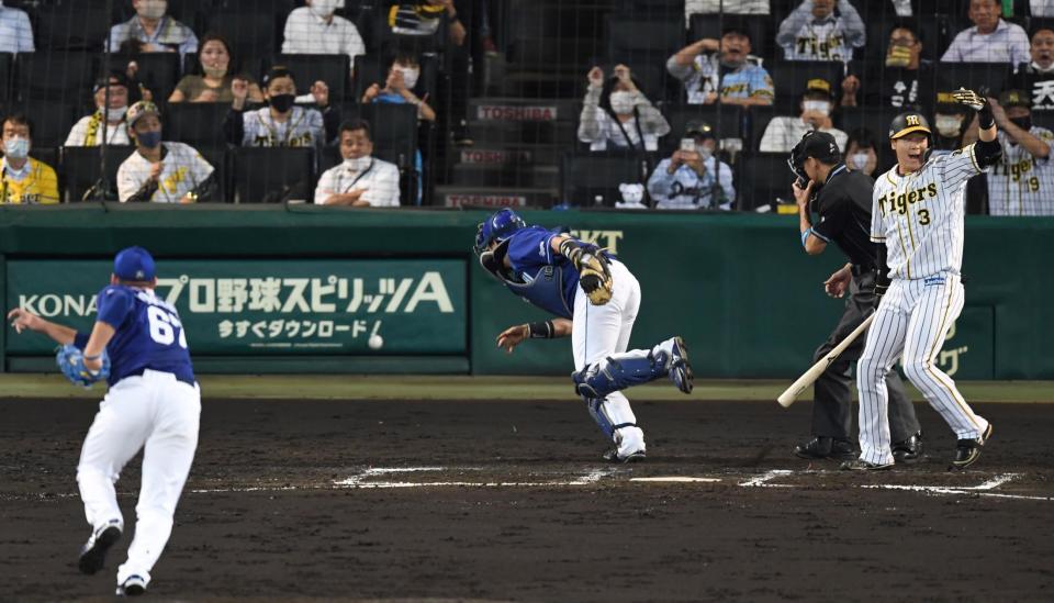 ６回、中日バッテリーにミスで先制点を奪う阪神（打者・阪神・大山）＝甲子園（撮影・飯室逸平）