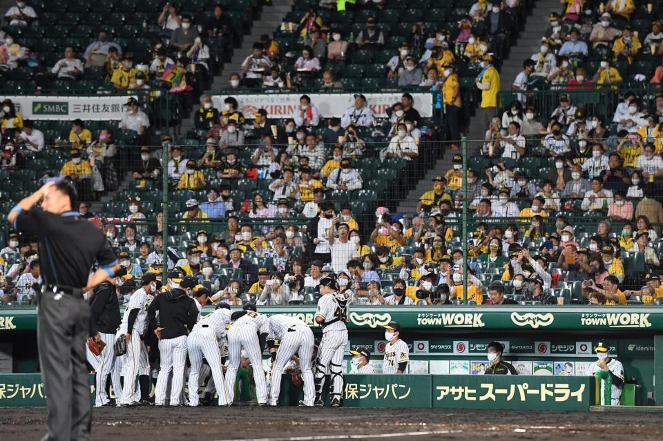 ４回攻撃前、円陣を組む阪神ナイン。内野席には多くのファンがいるが…＝甲子園（撮影・北村雅宏）