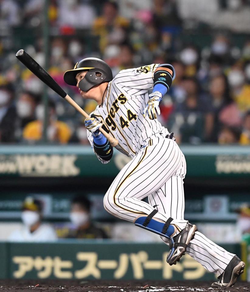 ７回、ソロを放つ阪神・梅野＝甲子園（撮影・北村雅宏）