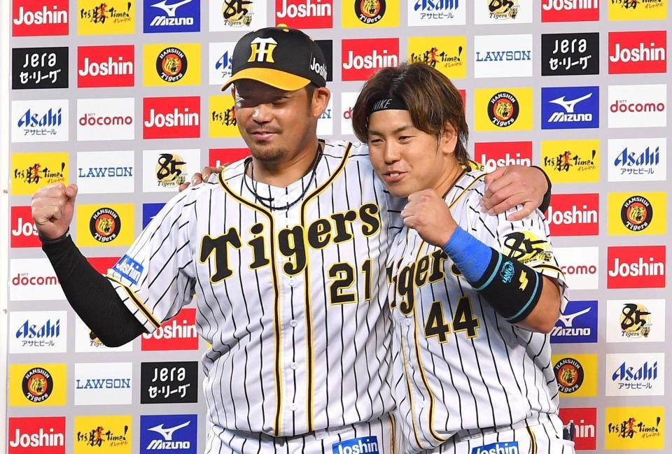 中日に勝利し、ヒーローインタビューでポーズをとる岩田（左）と梅野