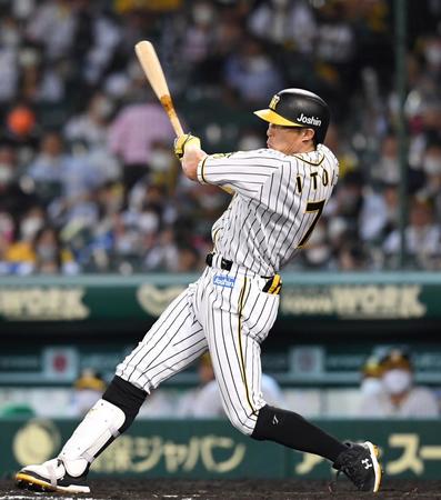 　５回、２点タイムリーを放つ阪神・糸井＝甲子園（撮影・飯室逸平）