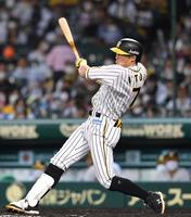　５回、２点タイムリーを放つ阪神・糸井＝甲子園（撮影・飯室逸平）