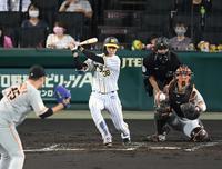 　２回、中前打を放つ阪神・小幡＝甲子園（撮影・山口登）