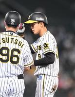 　６回、猛打賞となる中前打を放ち、ベンチを見ながら頭を下げる阪神・小幡（撮影・北村雅宏）