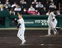 　８回、阪神・西は巨人・吉川尚を空振り三振に打ち取りガッツポーズ（撮影・山口登）