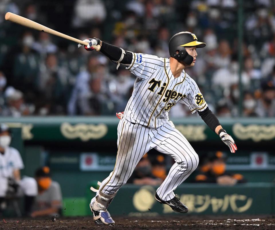 　５回、中前打を放つ阪神・小幡（撮影・北村雅宏）