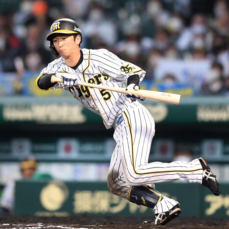 　８回、セーフティバントを決め巨人のエラーを誘う阪神・近本（撮影・飯室逸平）
