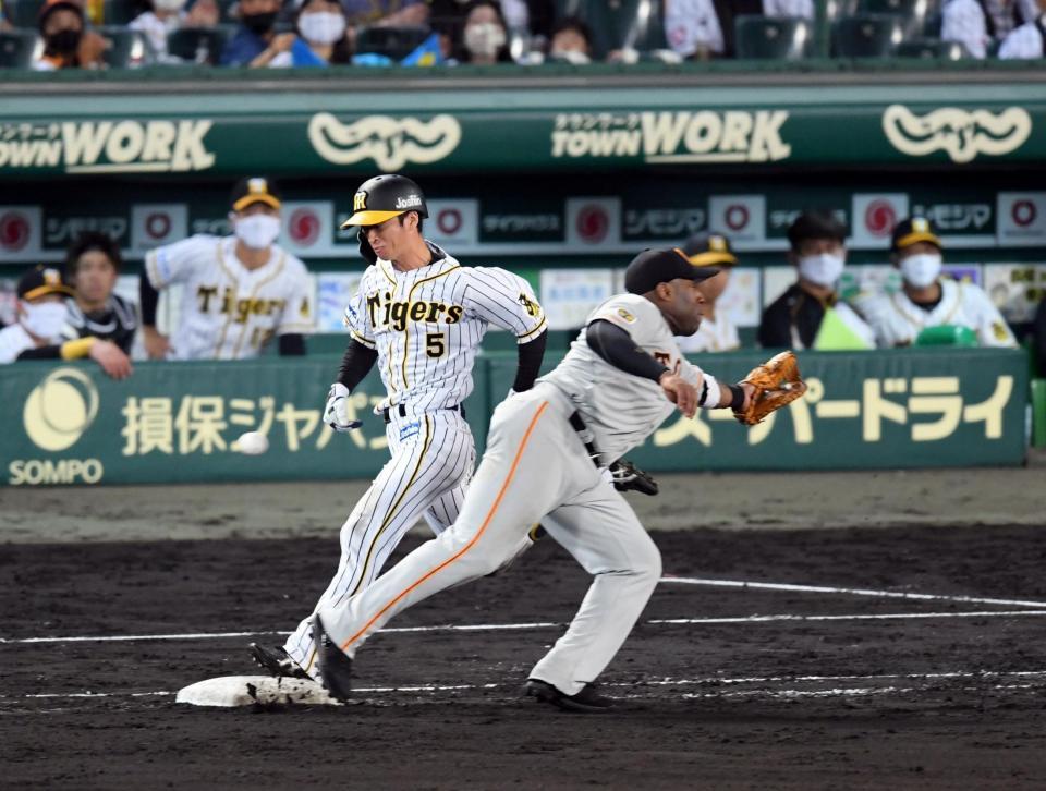 　８回、阪神・近本はセーフティーバントを決め、巨人の守備が乱れ追加点を挙げる（撮影・山口登）