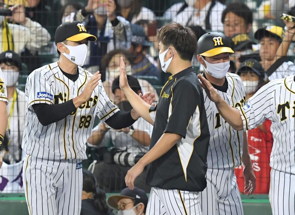 阪神・西勇輝とタッチを交わす阪神・矢野燿大監督＝甲子園（撮影・飯室逸平）