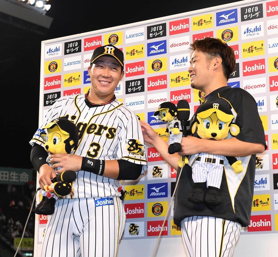 　お立ち台で話をする阪神・大山（左）と西勇＝甲子園（撮影・北村雅宏）