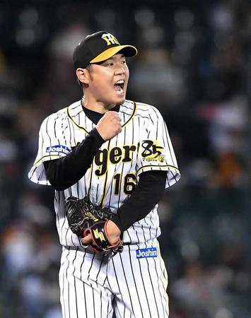 　８回、吉川尚を空振り三振に仕留め、ほえる西勇（撮影・北村雅宏）