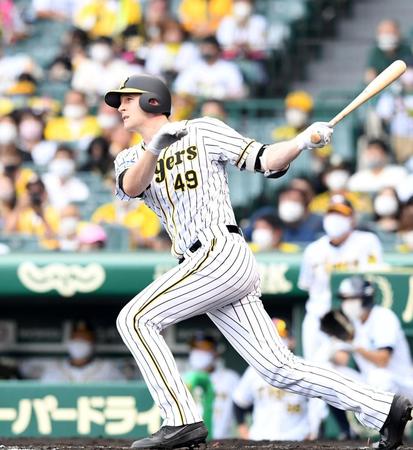 ３回、二塁打を放つ阪神・ガンケル（撮影・飯室逸平）