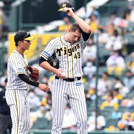 ４回、先制を許し、マウンドで汗をぬぐう阪神・ガンケル（撮影・飯室逸平）