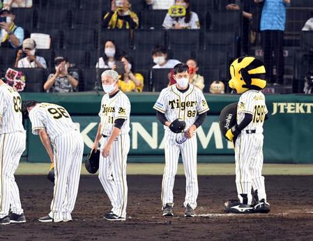 　巨人に敗れ厳しい表情を見せる矢野監督