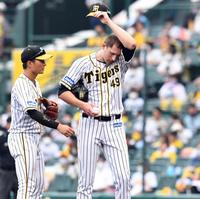 ４回、先制を許し、マウンドで汗をぬぐう阪神・ガンケル（撮影・飯室逸平）