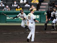 ４回、阪神・ガンケルは巨人・丸に先制適時二塁打を許す（撮影・山口登）