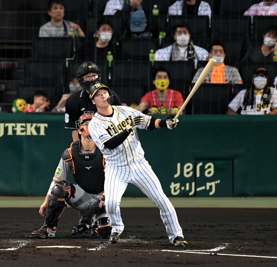 　２回、大山は左越えに先制ソロを放つ（撮影・山口登）