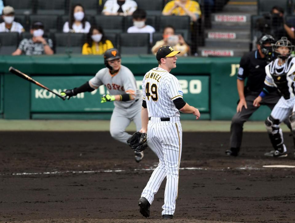４回、阪神・ガンケルは巨人・丸に先制適時二塁打を許す（撮影・山口登）