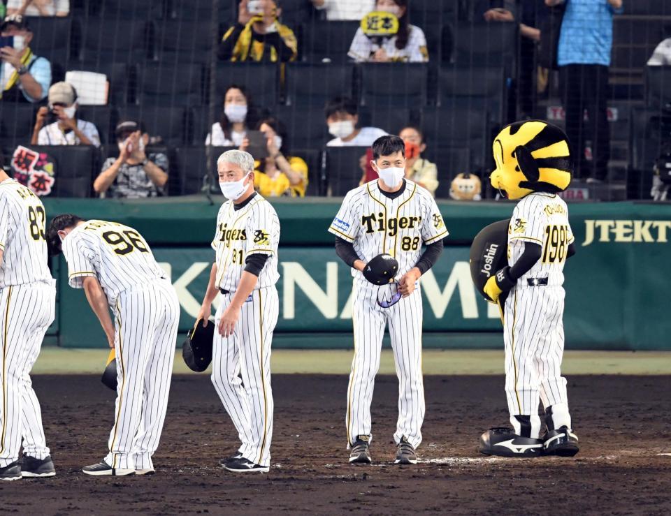 　巨人に敗れ厳しい表情を見せる矢野監督