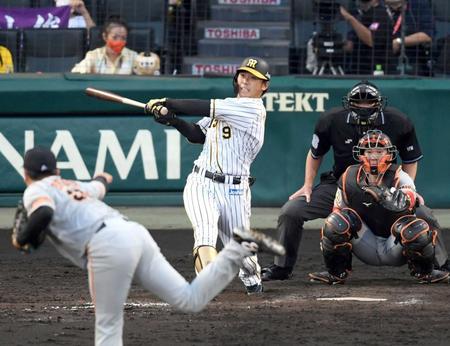 　９回、代打の高山が右中間に適時二塁打を放つ（投手・堀岡）