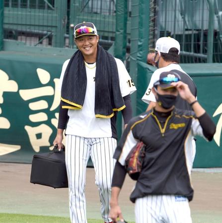 　１軍に合流し笑顔を見せる横山（左）（撮影・山口登）