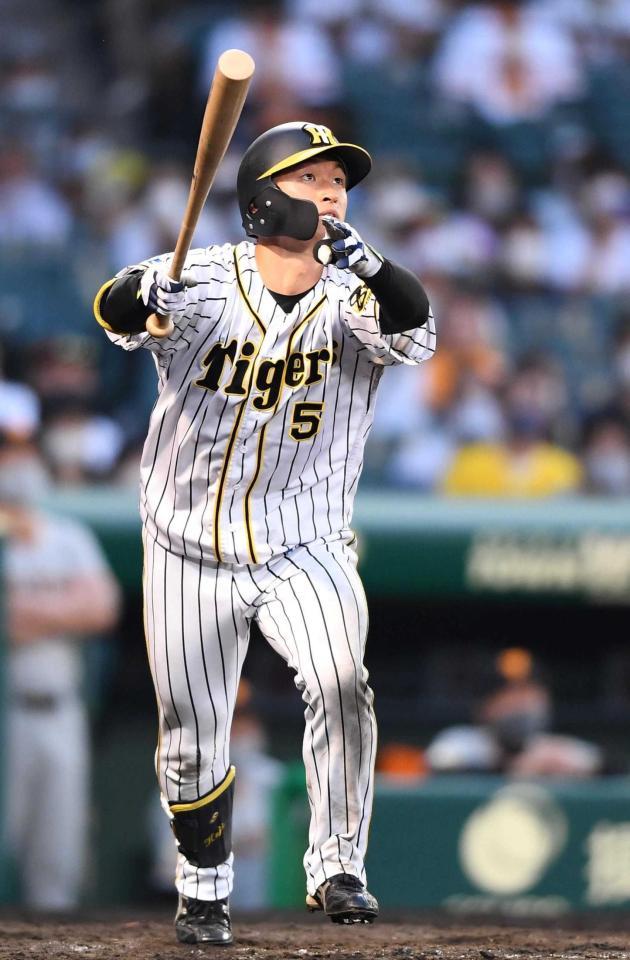 　９回、右越えに３ランを放つ近本（撮影・北村雅宏）