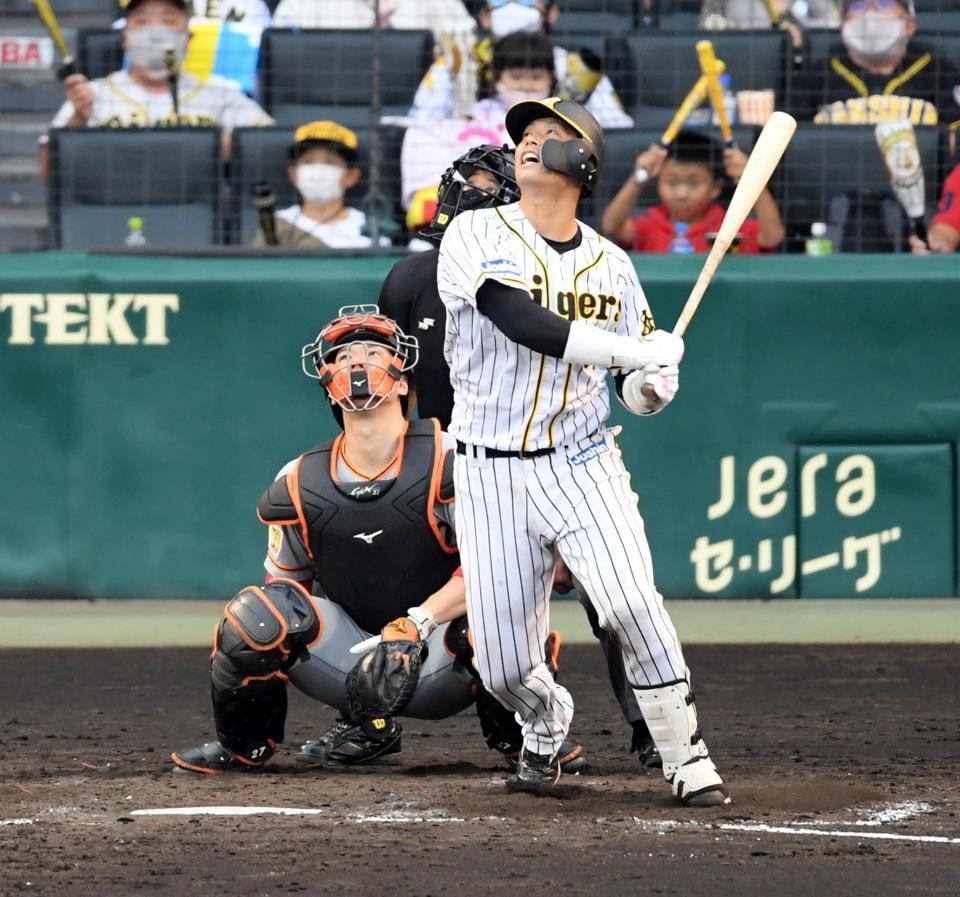 ５回、阪神・原口は一邪飛に倒れる（撮影・山口登）