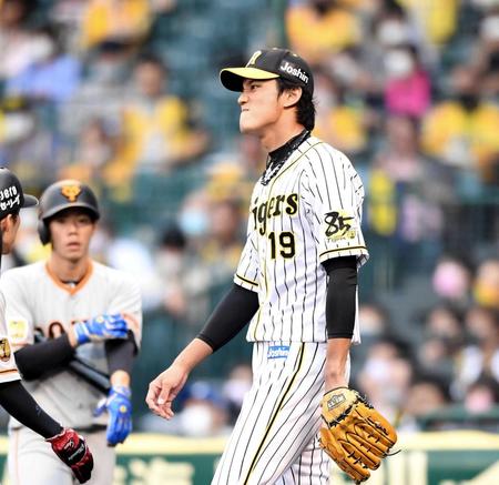 　７回に追加点を許し、悔しさに顔をしかめる藤浪