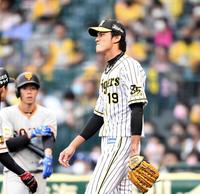 　７回に追加点を許し、悔しさに顔をしかめる藤浪