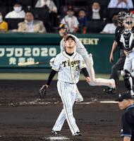 ４回、高橋は坂本に先制適時二塁打を許す（撮影・山口登）