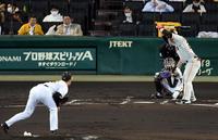 　２回、岡本は三振に倒れる（撮影・山口登）