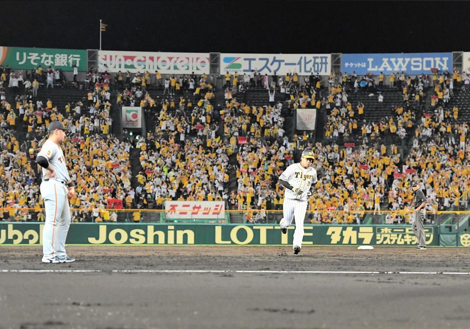 　５回、勝ち越し２ランを放ち、岡本（左）を横目にダイヤモンドを回る大山（撮影・高部洋祐）