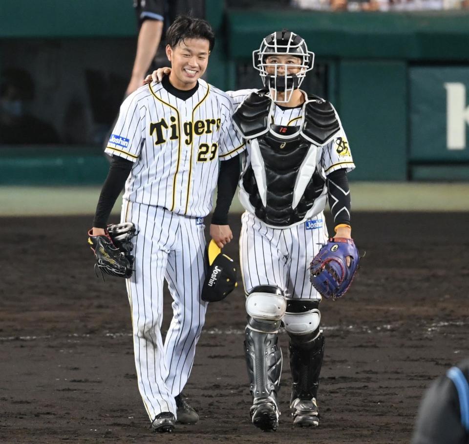 　１４奪三振で完投し笑顔を見せる高橋（左）＝撮影・山口登